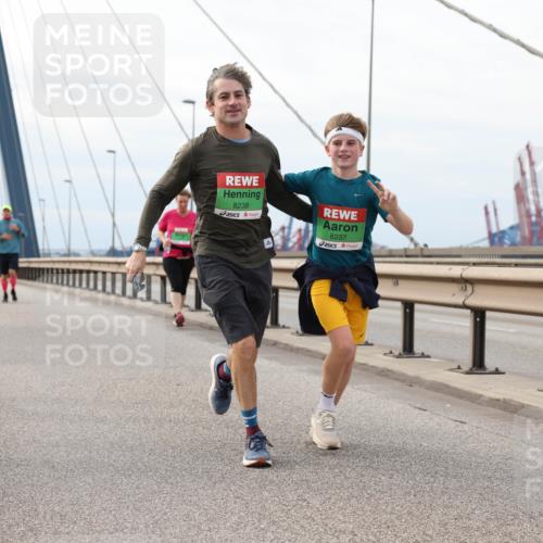 03.10.2025 - Köhlbrandbrückenlauf Lena Gebhardt http://msf.ph/oto/9204439 03.10.2025 15:56:48 Position 2 7680, 8238, 8237 meine-sportfotos.de