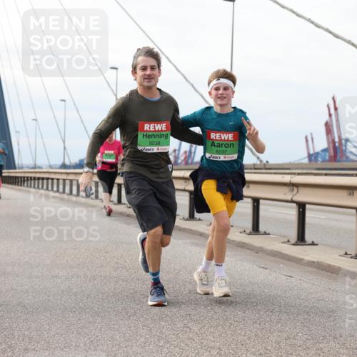 03.10.2025 - Köhlbrandbrückenlauf Lena Gebhardt http://msf.ph/oto/9204440 03.10.2025 15:56:48 Position 2 8238, 8237 meine-sportfotos.de