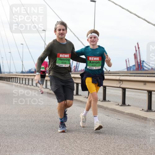03.10.2025 - Köhlbrandbrückenlauf Lena Gebhardt http://msf.ph/oto/9204441 03.10.2025 15:56:48 Position 2 8238, 8237 meine-sportfotos.de