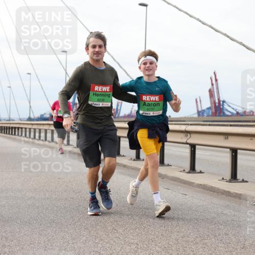 03.10.2025 - Köhlbrandbrückenlauf Lena Gebhardt http://msf.ph/oto/9204442 03.10.2025 15:56:48 Position 2 8238, 8237 meine-sportfotos.de