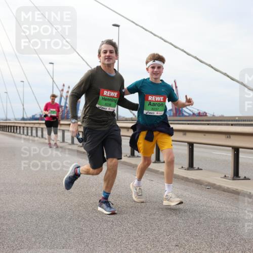 03.10.2025 - Köhlbrandbrückenlauf Lena Gebhardt http://msf.ph/oto/9204443 03.10.2025 15:56:49 Position 2 8238, 8237 meine-sportfotos.de