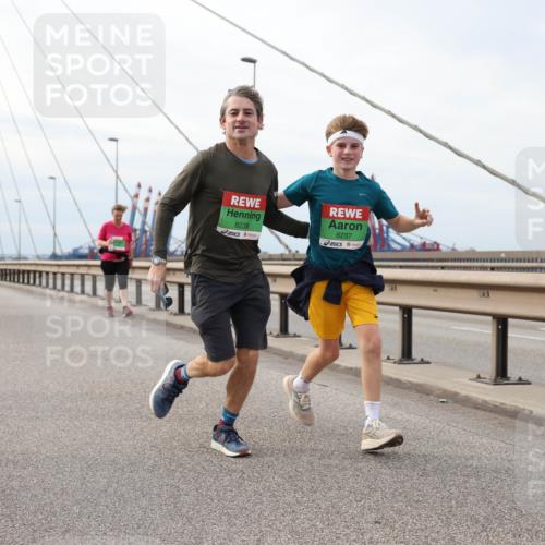 03.10.2025 - Köhlbrandbrückenlauf Lena Gebhardt http://msf.ph/oto/9204444 03.10.2025 15:56:49 Position 2 8238, 8237 meine-sportfotos.de