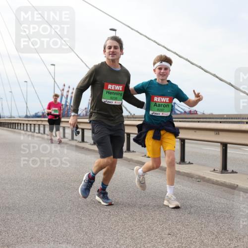 03.10.2025 - Köhlbrandbrückenlauf Lena Gebhardt http://msf.ph/oto/9204445 03.10.2025 15:56:49 Position 2 8238, 8237 meine-sportfotos.de