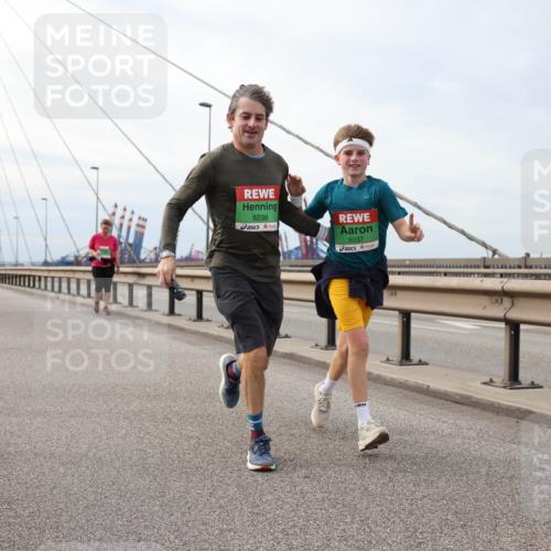 03.10.2025 - Köhlbrandbrückenlauf Lena Gebhardt http://msf.ph/oto/9204446 03.10.2025 15:56:49 Position 2 8238, 8237 meine-sportfotos.de