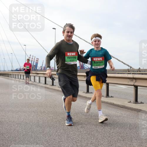 03.10.2025 - Köhlbrandbrückenlauf Lena Gebhardt http://msf.ph/oto/9204447 03.10.2025 15:56:49 Position 2 8238, 8237 meine-sportfotos.de