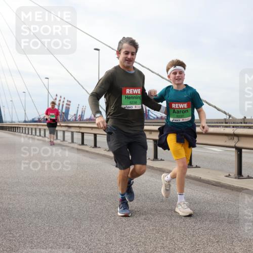 03.10.2025 - Köhlbrandbrückenlauf Lena Gebhardt http://msf.ph/oto/9204448 03.10.2025 15:56:49 Position 2 8238, 8237 meine-sportfotos.de
