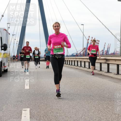 03.10.2025 - Köhlbrandbrückenlauf Lena Gebhardt http://msf.ph/oto/9204451 03.10.2025 15:56:50 Position 2 42, 85, 4, 4, 4249, 8430 meine-sportfotos.de