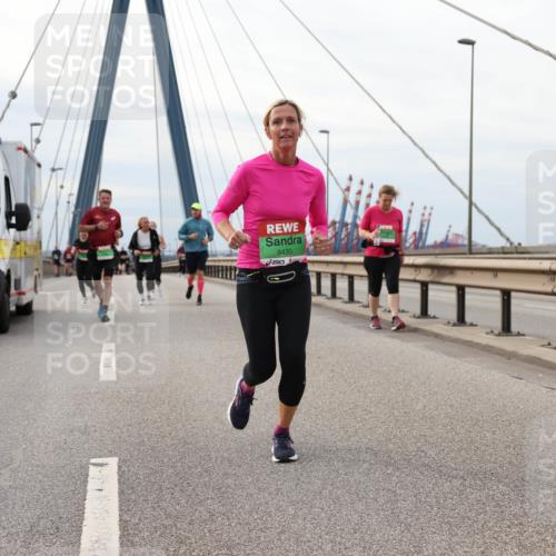 03.10.2025 - Köhlbrandbrückenlauf Lena Gebhardt http://msf.ph/oto/9204454 03.10.2025 15:56:51 Position 2 42, 85, 4249, 8430 meine-sportfotos.de