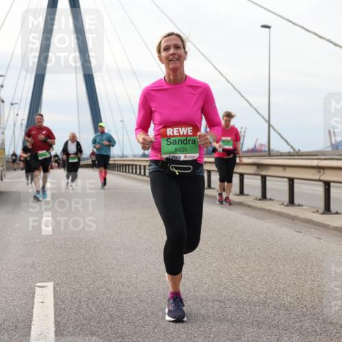 03.10.2025 - Köhlbrandbrückenlauf Lena Gebhardt http://msf.ph/oto/9204455 03.10.2025 15:56:51 Position 2 4249, 8430 meine-sportfotos.de