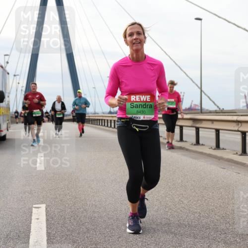 03.10.2025 - Köhlbrandbrückenlauf Lena Gebhardt http://msf.ph/oto/9204456 03.10.2025 15:56:51 Position 2 4249, 8430 meine-sportfotos.de