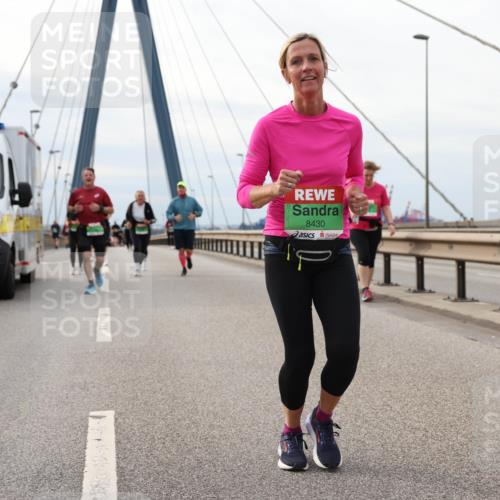 03.10.2025 - Köhlbrandbrückenlauf Lena Gebhardt http://msf.ph/oto/9204457 03.10.2025 15:56:51 Position 2 4249, 8430 meine-sportfotos.de