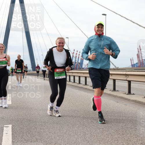 03.10.2025 - Köhlbrandbrückenlauf Lena Gebhardt http://msf.ph/oto/9204472 03.10.2025 15:56:57 Position 2 8305, 8171 meine-sportfotos.de