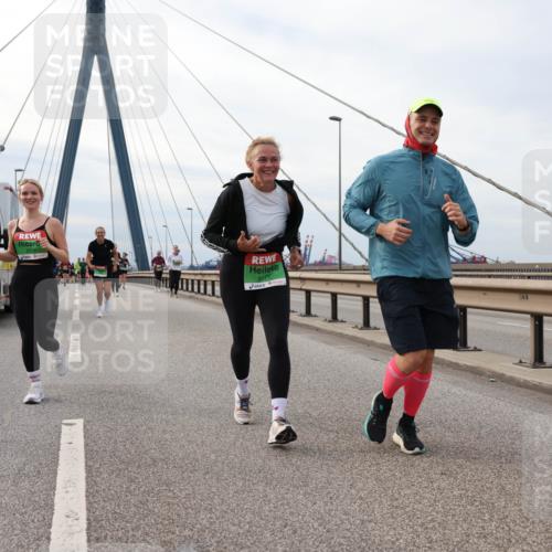 03.10.2025 - Köhlbrandbrückenlauf Lena Gebhardt http://msf.ph/oto/9204474 03.10.2025 15:56:57 Position 2 4249 meine-sportfotos.de
