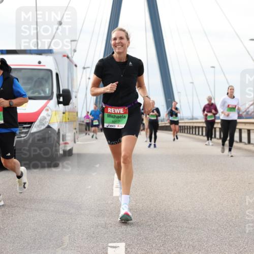 03.10.2025 - Köhlbrandbrückenlauf Lena Gebhardt http://msf.ph/oto/9204488 03.10.2025 15:57:01 Position 2 8914, 8917 meine-sportfotos.de