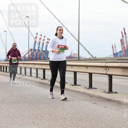 03.10.2025 - Köhlbrandbrückenlauf Lena Gebhardt http://msf.ph/oto/9204492 03.10.2025 15:57:03 Position 2 444 meine-sportfotos.de