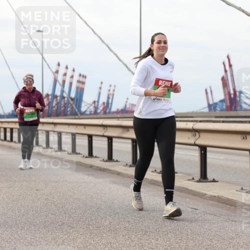03.10.2025 - Köhlbrandbrückenlauf Lena Gebhardt http://msf.ph/oto/9204494 03.10.2025 15:57:04 Position 2  meine-sportfotos.de
