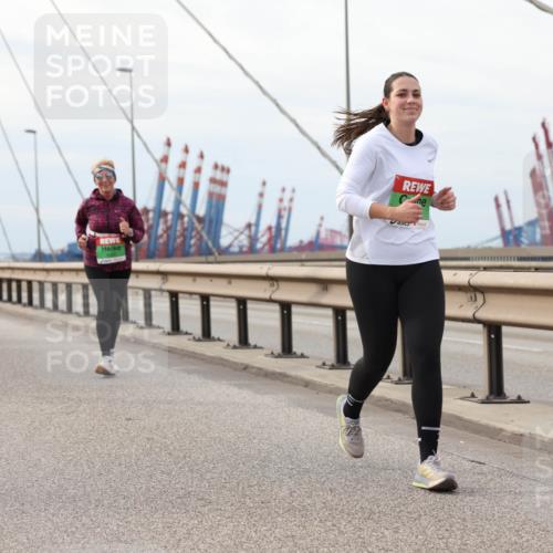03.10.2025 - Köhlbrandbrückenlauf Lena Gebhardt http://msf.ph/oto/9204495 03.10.2025 15:57:04 Position 2  meine-sportfotos.de