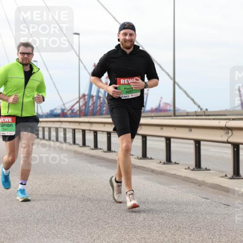 03.10.2025 - Köhlbrandbrückenlauf Lena Gebhardt http://msf.ph/oto/9204524 03.10.2025 15:57:13 Position 2 7461, 9681 meine-sportfotos.de