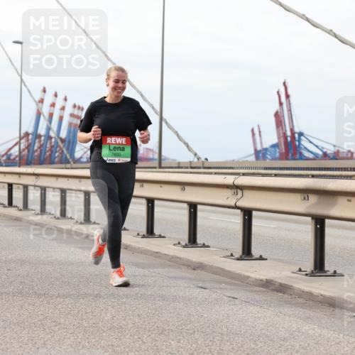 03.10.2025 - Köhlbrandbrückenlauf Lena Gebhardt http://msf.ph/oto/9204571 03.10.2025 15:57:28 Position 2 8423, 7693 meine-sportfotos.de
