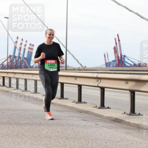 03.10.2025 - Köhlbrandbrückenlauf Lena Gebhardt http://msf.ph/oto/9204572 03.10.2025 15:57:28 Position 2 8423, 7693 meine-sportfotos.de