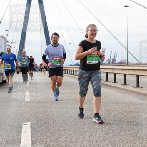 03.10.2025 - Köhlbrandbrückenlauf Lena Gebhardt http://msf.ph/oto/9204579 03.10.2025 15:57:30 Position 2 42, 85, 4249, 8228, 8423 meine-sportfotos.de