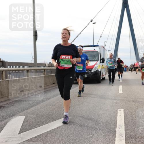 03.10.2025 - Köhlbrandbrückenlauf Lena Gebhardt http://msf.ph/oto/9204584 03.10.2025 15:57:31 Position 2 9390 meine-sportfotos.de