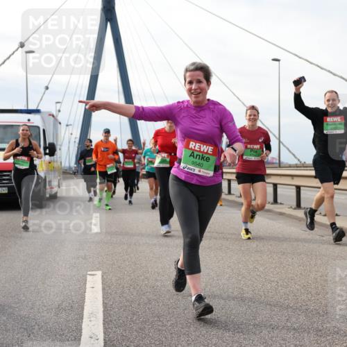 03.10.2025 - Köhlbrandbrückenlauf Lena Gebhardt http://msf.ph/oto/9204677 03.10.2025 15:58:02 Position 2 4249, 9540, 6752 meine-sportfotos.de