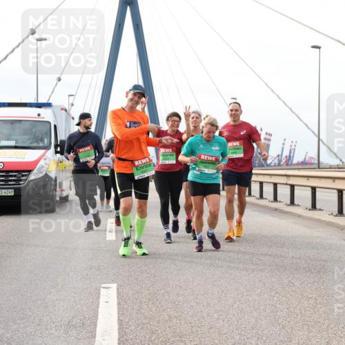 03.10.2025 - Köhlbrandbrückenlauf Lena Gebhardt http://msf.ph/oto/9204689 03.10.2025 15:58:05 Position 2 3, 4249, 9327, 7821 meine-sportfotos.de