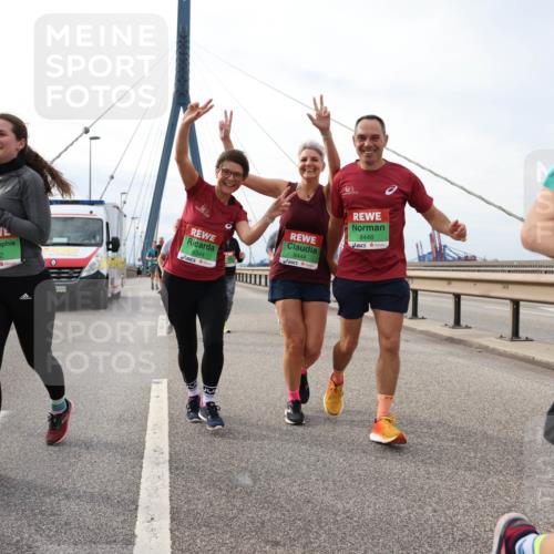 03.10.2025 - Köhlbrandbrückenlauf Lena Gebhardt http://msf.ph/oto/9204703 03.10.2025 15:58:07 Position 2 52, 4249, 8344, 8444, 8446 meine-sportfotos.de