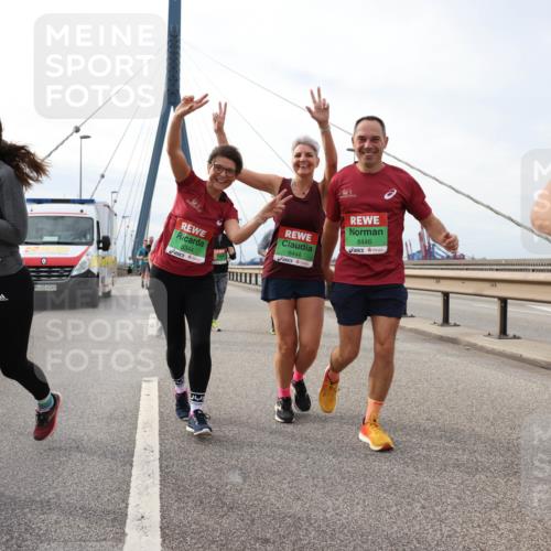 03.10.2025 - Köhlbrandbrückenlauf Lena Gebhardt http://msf.ph/oto/9204704 03.10.2025 15:58:07 Position 2 52, 4249, 8344, 8444, 8446 meine-sportfotos.de