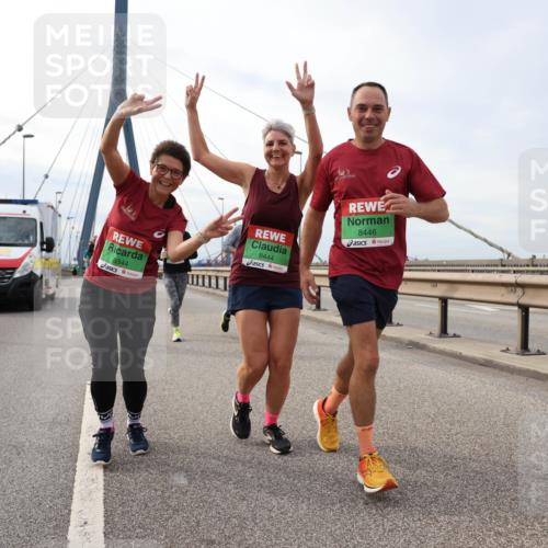 03.10.2025 - Köhlbrandbrückenlauf Lena Gebhardt http://msf.ph/oto/9204709 03.10.2025 15:58:07 Position 2 4249, 8344, 8444, 8446 meine-sportfotos.de