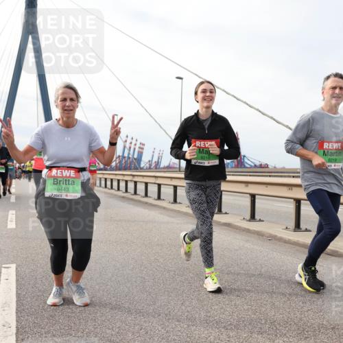 03.10.2025 - Köhlbrandbrückenlauf Lena Gebhardt http://msf.ph/oto/9204715 03.10.2025 15:58:09 Position 2 4249, 9443, 8218, 8219 meine-sportfotos.de