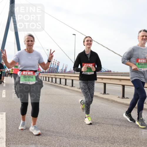 03.10.2025 - Köhlbrandbrückenlauf Lena Gebhardt http://msf.ph/oto/9204716 03.10.2025 15:58:09 Position 2 4249, 9443, 8218, 8219 meine-sportfotos.de