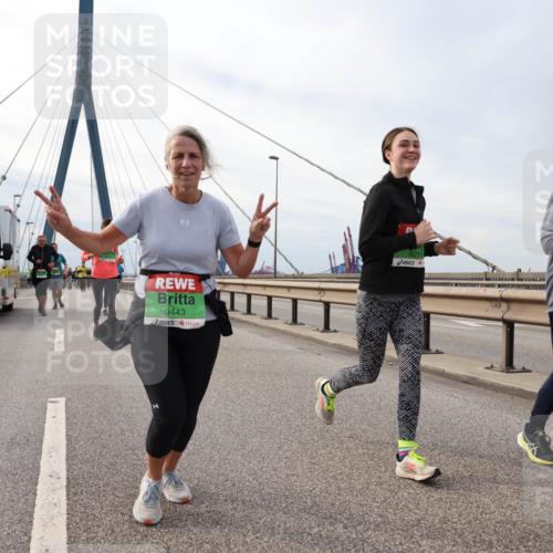 03.10.2025 - Köhlbrandbrückenlauf Lena Gebhardt http://msf.ph/oto/9204718 03.10.2025 15:58:09 Position 2 4249, 9443, 8215 meine-sportfotos.de