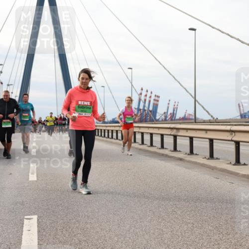 03.10.2025 - Köhlbrandbrückenlauf Lena Gebhardt http://msf.ph/oto/9204722 03.10.2025 15:58:10 Position 2 42, 854, 4249, 8614 meine-sportfotos.de