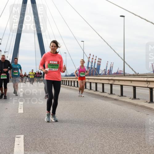03.10.2025 - Köhlbrandbrückenlauf Lena Gebhardt http://msf.ph/oto/9204723 03.10.2025 15:58:10 Position 2 42, 85, 4249, 8614 meine-sportfotos.de