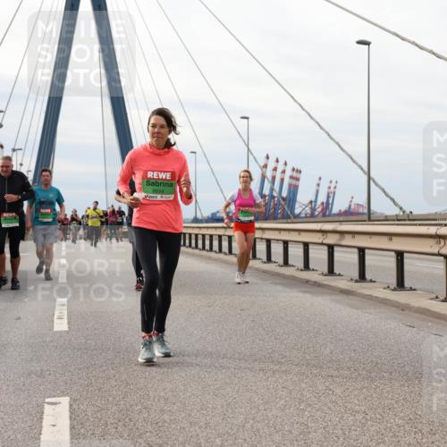 03.10.2025 - Köhlbrandbrückenlauf Lena Gebhardt http://msf.ph/oto/9204724 03.10.2025 15:58:10 Position 2 42, 85, 4, 4249, 8614 meine-sportfotos.de