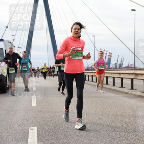 03.10.2025 - Köhlbrandbrückenlauf Lena Gebhardt http://msf.ph/oto/9204725 03.10.2025 15:58:11 Position 2 4249, 8614 meine-sportfotos.de