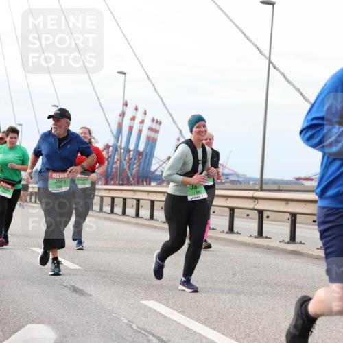 03.10.2025 - Köhlbrandbrückenlauf Lena Gebhardt http://msf.ph/oto/9204754 03.10.2025 15:58:30 Position 2 963, 8699, 2, 9344 meine-sportfotos.de