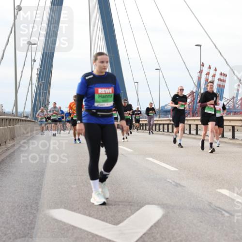 03.10.2025 - Köhlbrandbrückenlauf Lena Gebhardt http://msf.ph/oto/9204781 03.10.2025 15:58:37 Position 2  meine-sportfotos.de