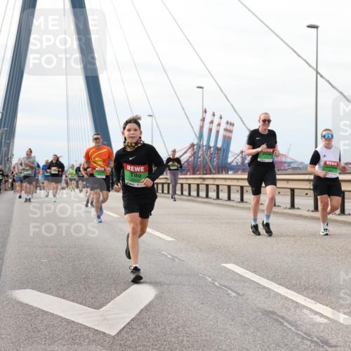 03.10.2025 - Köhlbrandbrückenlauf Lena Gebhardt http://msf.ph/oto/9204789 03.10.2025 15:58:40 Position 2 9553 meine-sportfotos.de