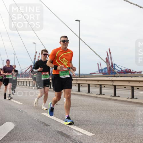 03.10.2025 - Köhlbrandbrückenlauf Lena Gebhardt http://msf.ph/oto/9204798 03.10.2025 15:58:44 Position 2 1998, 8438 meine-sportfotos.de