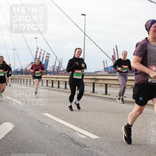 03.10.2025 - Köhlbrandbrückenlauf Lena Gebhardt http://msf.ph/oto/9204817 03.10.2025 15:58:47 Position 2 25 meine-sportfotos.de