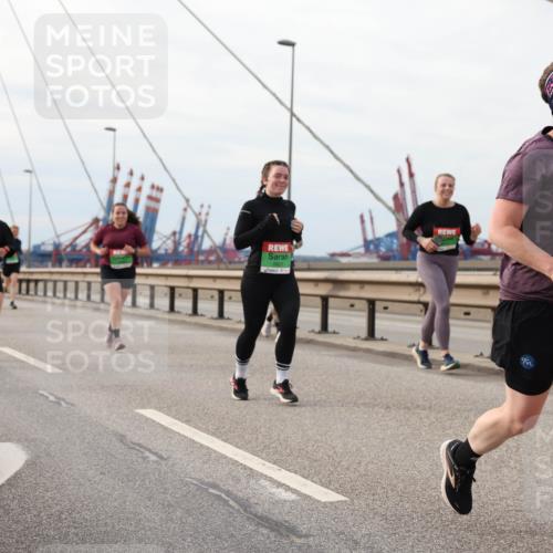 03.10.2025 - Köhlbrandbrückenlauf Lena Gebhardt http://msf.ph/oto/9204818 03.10.2025 15:58:47 Position 2 10 meine-sportfotos.de