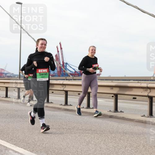 03.10.2025 - Köhlbrandbrückenlauf Lena Gebhardt http://msf.ph/oto/9204820 03.10.2025 15:58:47 Position 2 8821 meine-sportfotos.de