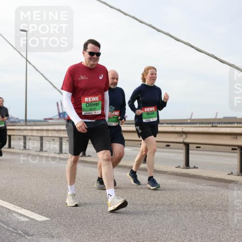 03.10.2025 - Köhlbrandbrückenlauf Lena Gebhardt http://msf.ph/oto/9204865 03.10.2025 15:58:55 Position 2 9234, 8359, 8534 meine-sportfotos.de