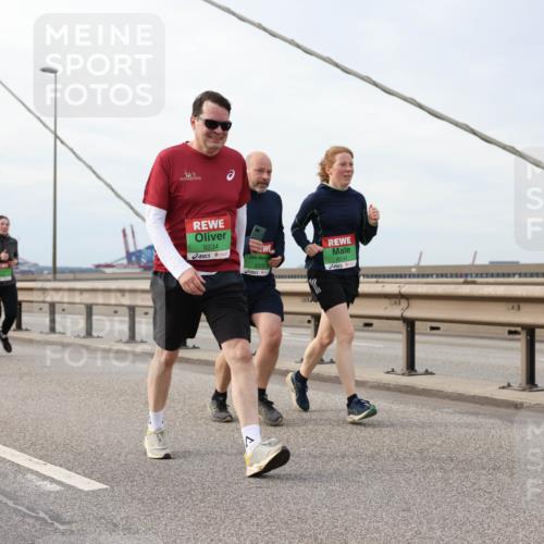 03.10.2025 - Köhlbrandbrückenlauf Lena Gebhardt http://msf.ph/oto/9204866 03.10.2025 15:58:55 Position 2 9234, 8359, 8534 meine-sportfotos.de
