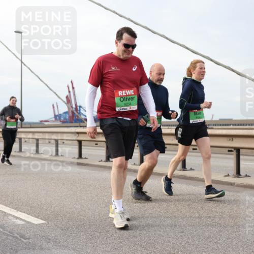03.10.2025 - Köhlbrandbrückenlauf Lena Gebhardt http://msf.ph/oto/9204867 03.10.2025 15:58:55 Position 2 9234, 8534 meine-sportfotos.de