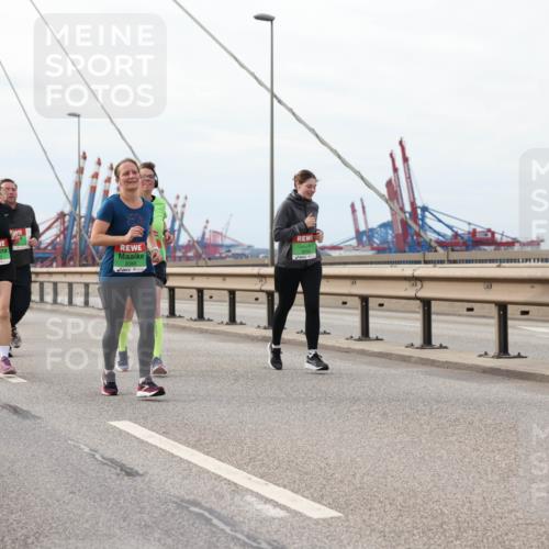 03.10.2025 - Köhlbrandbrückenlauf Lena Gebhardt http://msf.ph/oto/9204869 03.10.2025 15:58:56 Position 2 8386 meine-sportfotos.de