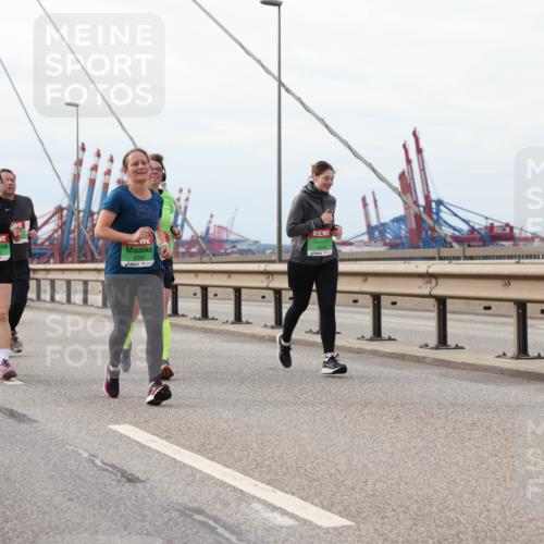 03.10.2025 - Köhlbrandbrückenlauf Lena Gebhardt http://msf.ph/oto/9204870 03.10.2025 15:58:56 Position 2 8386, 9709 meine-sportfotos.de